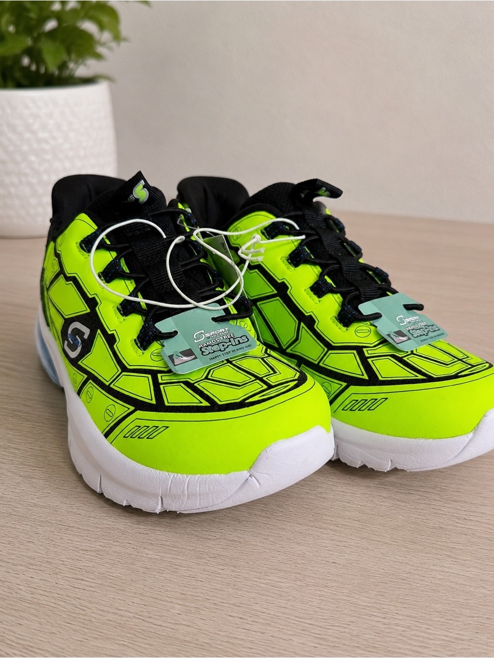 S Sport Step-Ins Kids Neon Green Sneakers Size 2 NWT - Picture 2 of 9